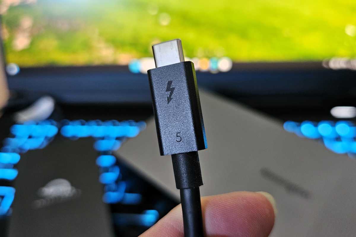 Thunderbolt 5 Câble USB-C Close up maintenue en main