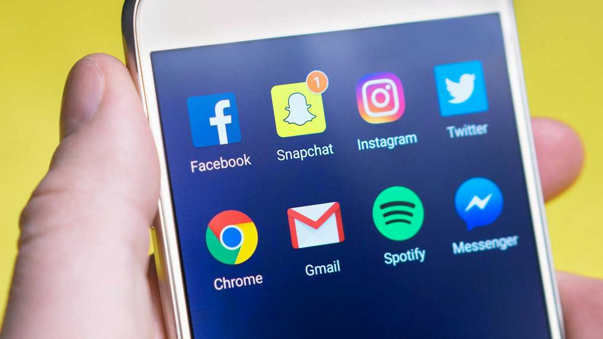 Des applications populaires comme Facebook, Snapchat, Instagram et Gmail sur un téléphone
