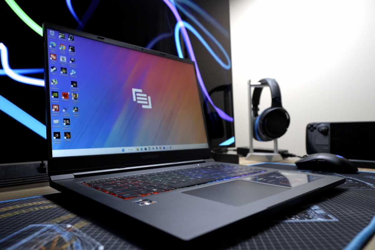 Gaming ordinateur portable complet sur le bureau de jeu avec casque de jeu sur stand