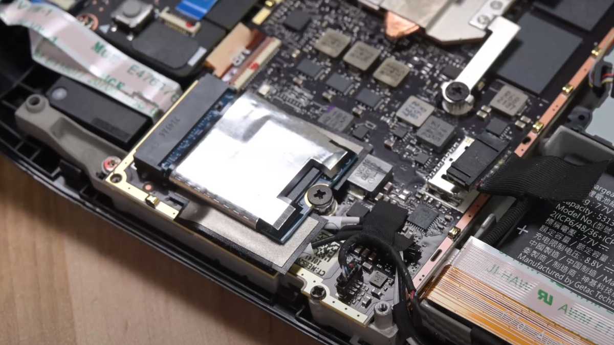 Pont de vapeur avec arrière et bouclier retiré pour exposer SSD