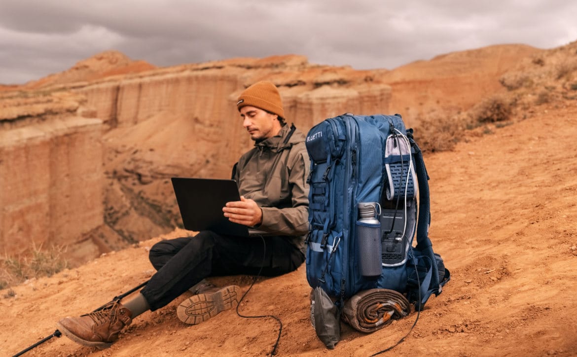 La centrale électrique du sac à dos solaire de Bluetti est sauvage, mais cool