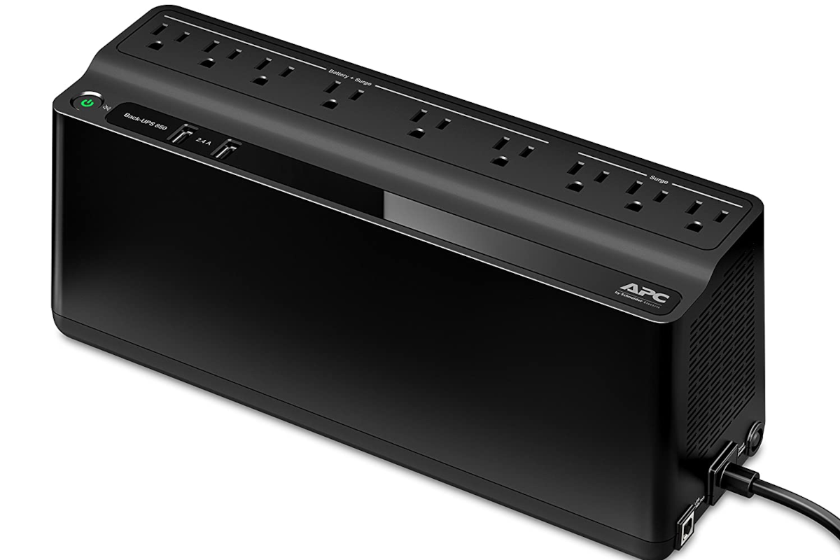 une boîte noire avec 9 bouchons d'alimentation dessus