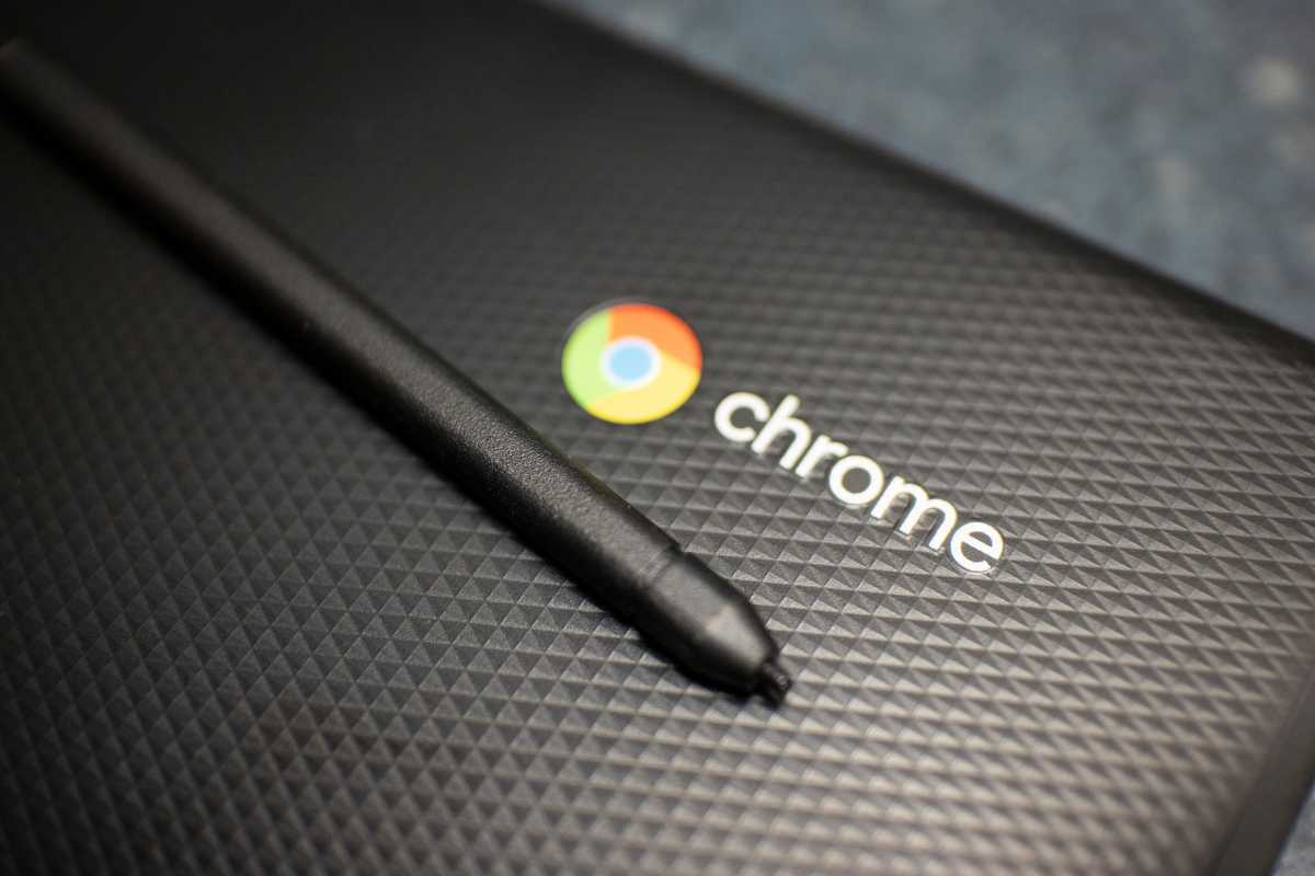 Coud chromebook fermé avec stylet sur le dessus