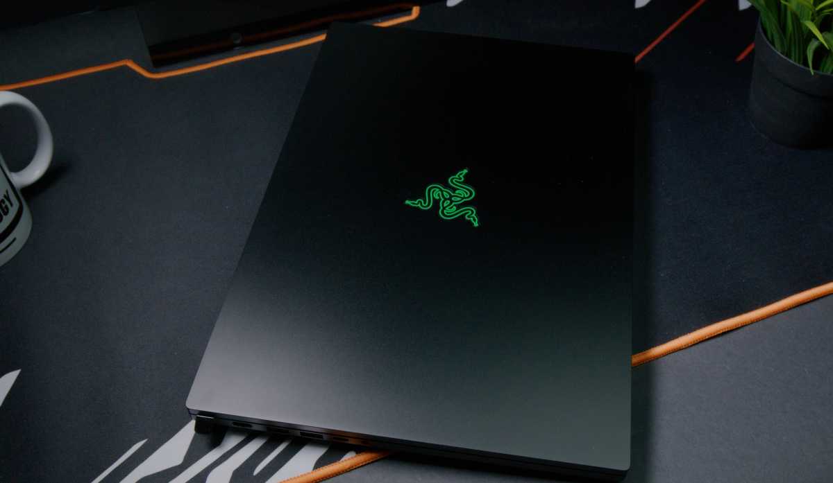 L'ordinateur portable de Razer Gaming a fermé ses portes avec le logo sur le héros du couvercle
