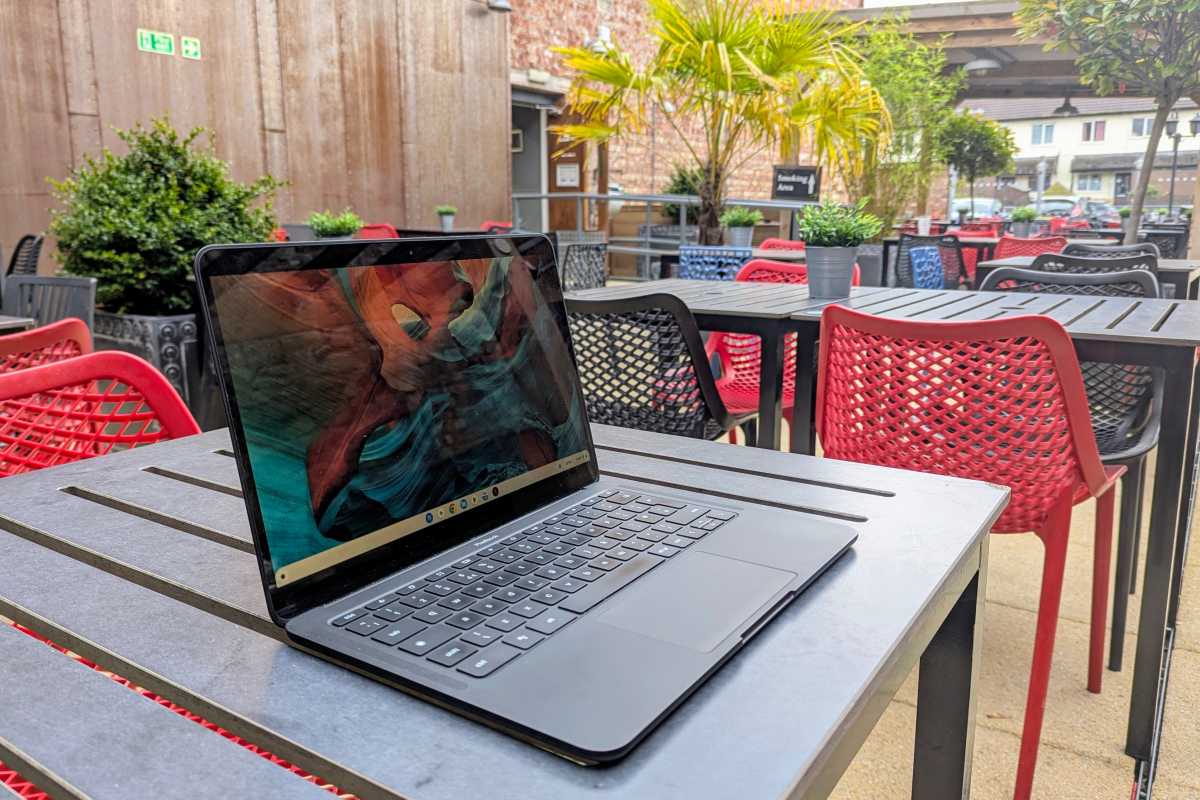 Un ordinateur portable Chromebook utilisé dans un café en plein air