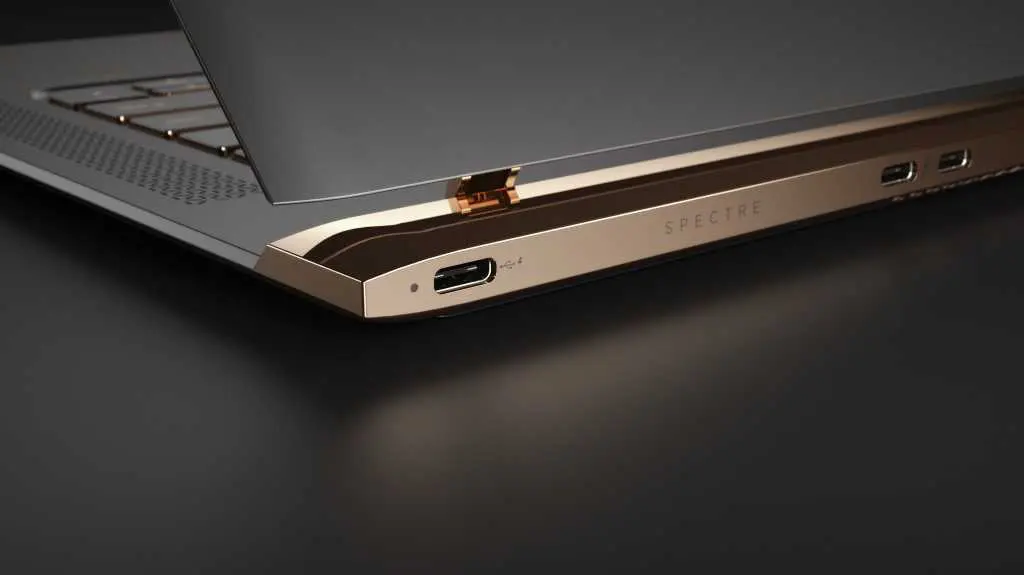 USB Typ-C am HP Spectre 13: Der Blitz steht für Thunderbolt und bedeutet, dass der Anschluss den Aternate Mode beherrscht.