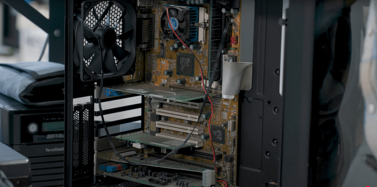 La longévité d'ATX est la raison pour laquelle vous pouvez mettre des pièces qui ressemblent à ceci dans un tout nouveau boîtier propre et étincelant.