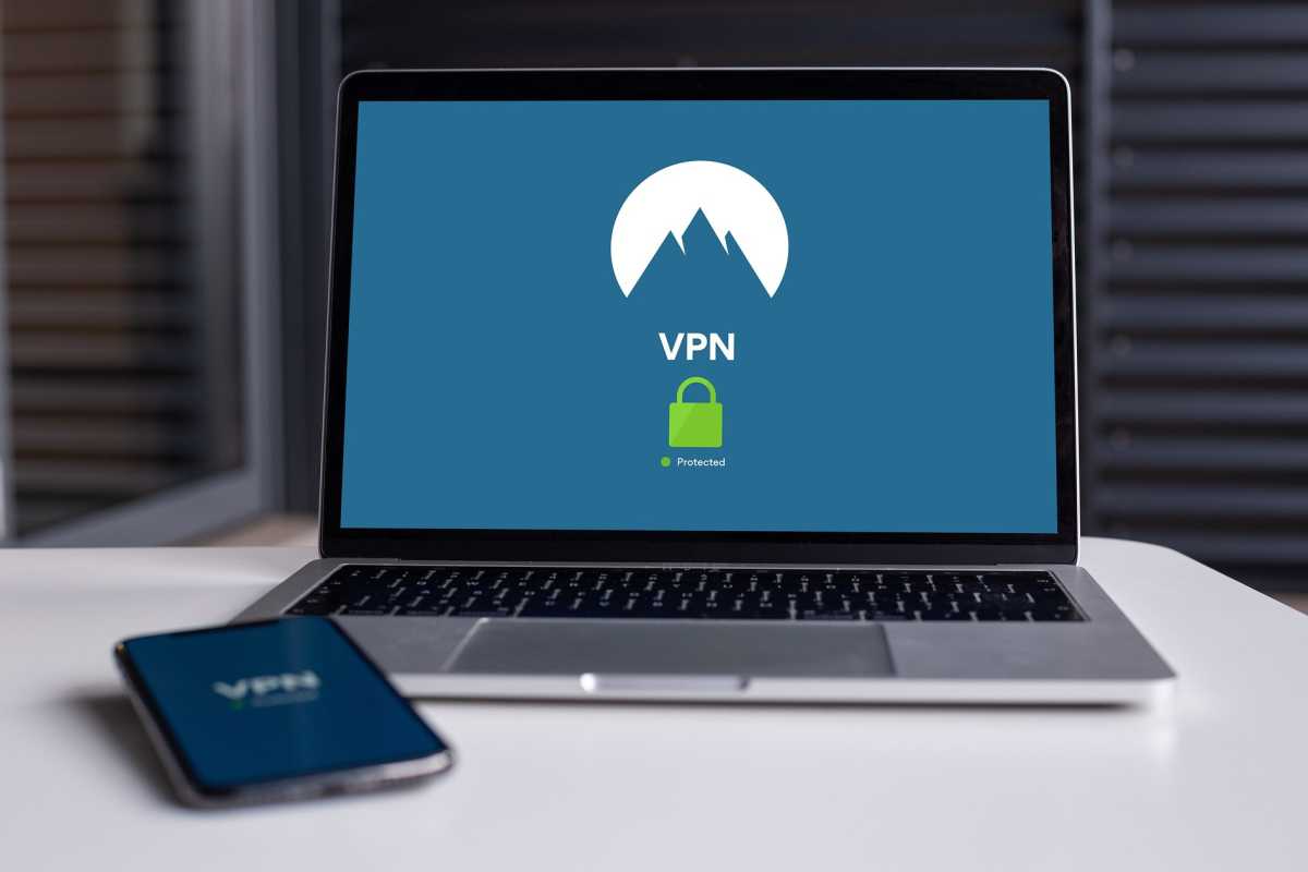 Ouvrez l'ordinateur portable avec protection VPN à l'écran et téléphone à proximité