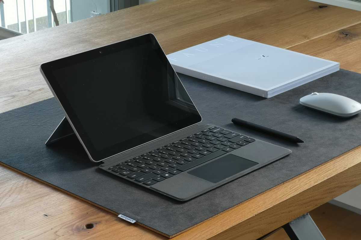 Blank Surface GO ordinateur portable sur l'espace de travail de bureau en bois