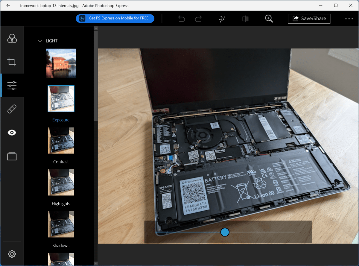 Adobe Photoshop Express montrant une bobine de photo et un outil d'édition
