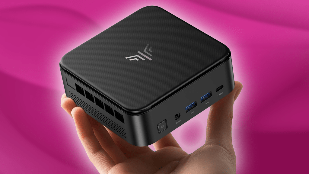 Kamrui Mini PC in hand