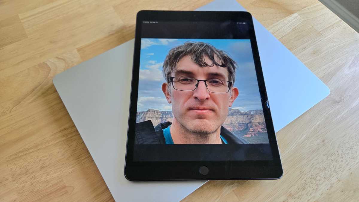 iPad avec photo du visage de Chris Hoffman sur Surface Laptop