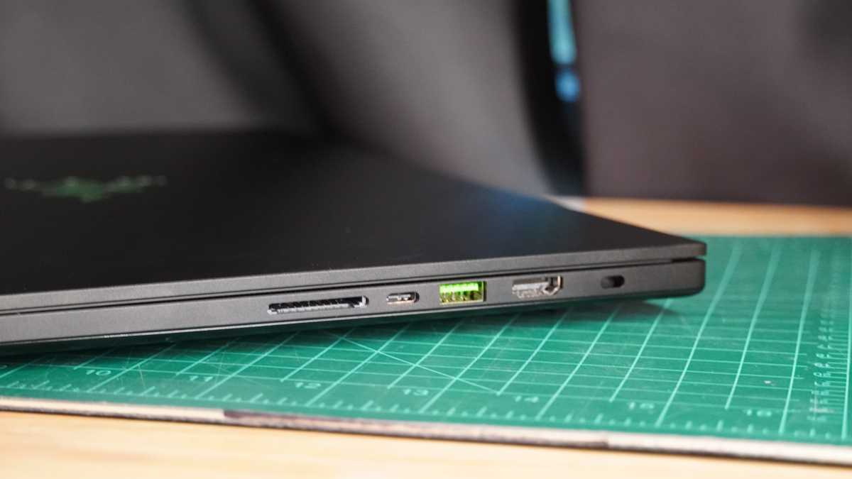 Ports Razer Blade 16 (2025)