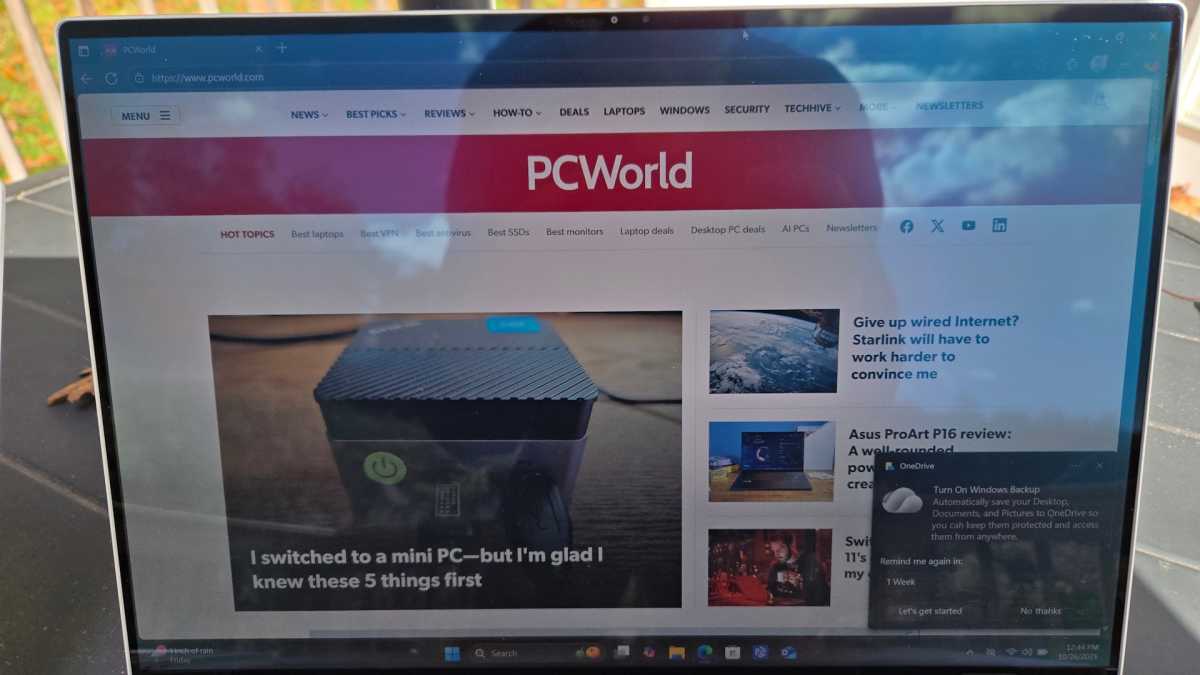 Écran brillant d'ordinateur portable au soleil