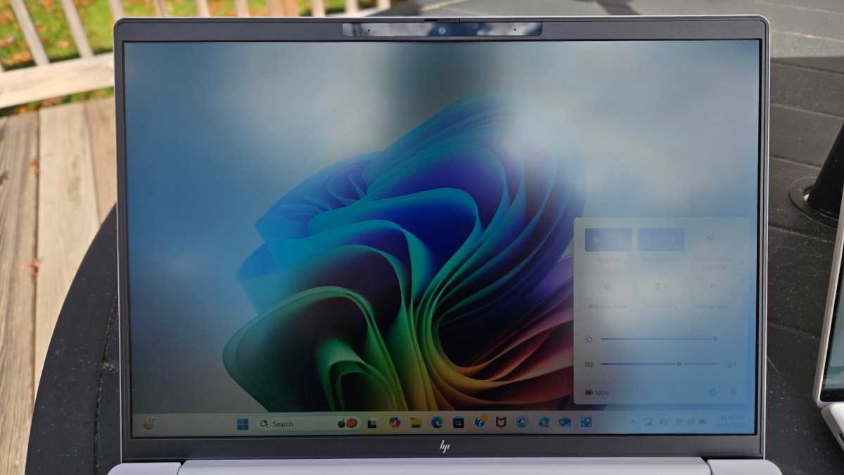 Écran d'ordinateur portable mat au soleil