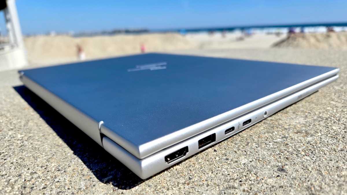 Ordinateur portable HP EliteBook 6 G1q côté gauche à la plage