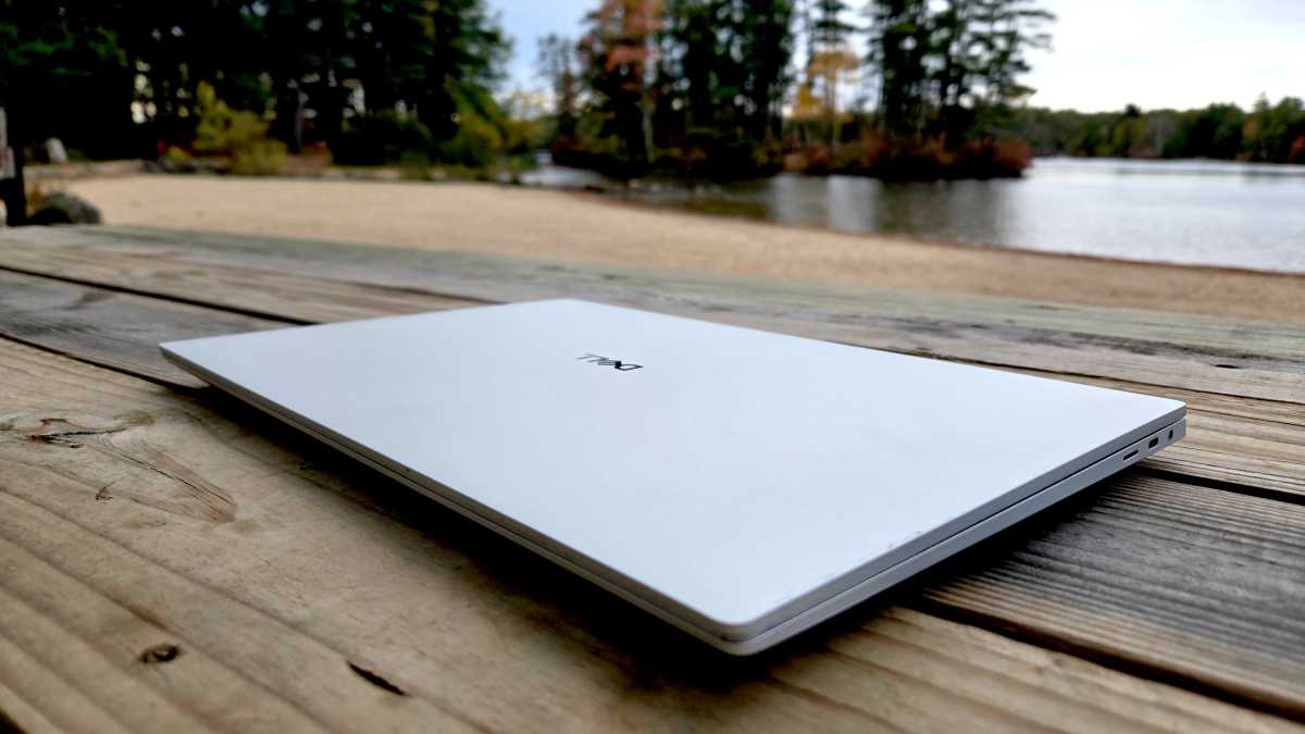 Ordinateur portable Dell 16 Premium fermé au bord du lac
