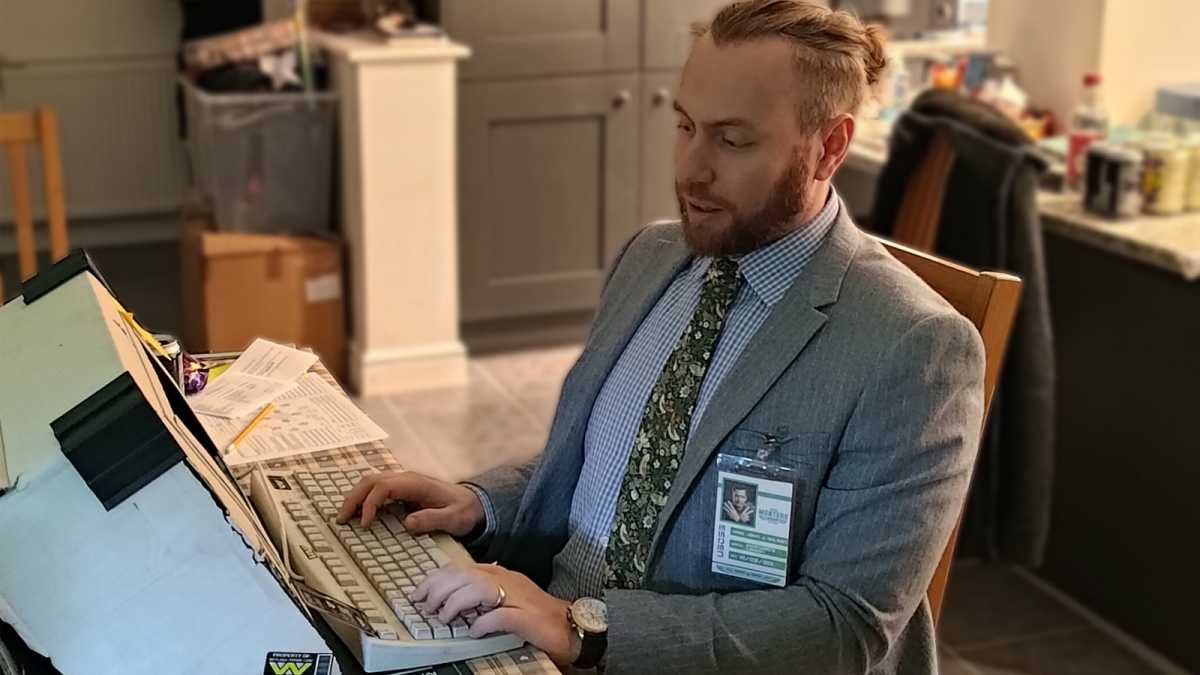 Un joueur d'entreprise de Weyland Yutani regarde le terminal MUTHUR