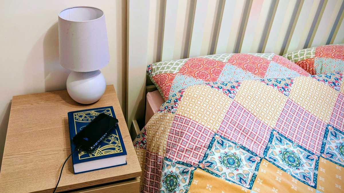 Téléphone sur la table de nuit à côté du lit