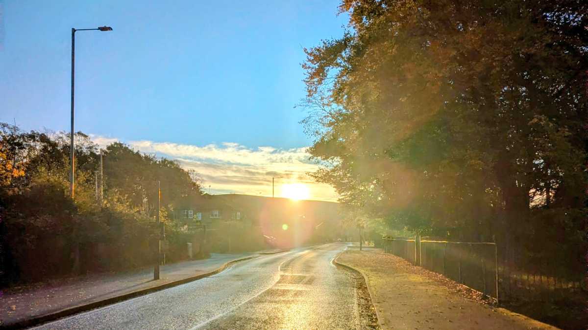 Promenade matinale ensoleillée avec horizon à crête solaire
