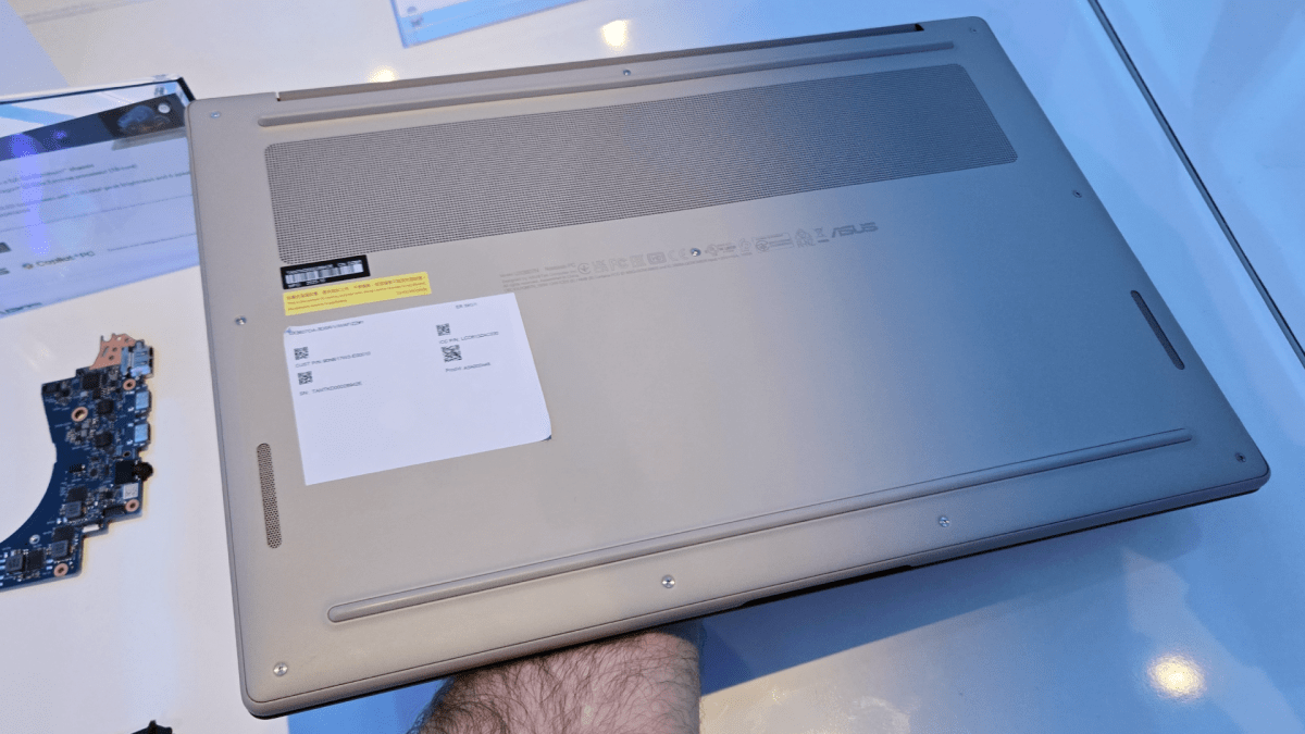 Ordinateur portable Asus Zenbook A14, en bas 