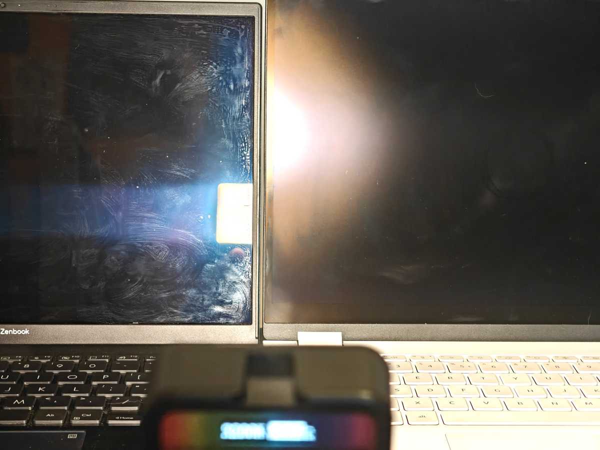 Les écrans Asus Glossy OLED et Acer Gorilla Matte Pro sont éteints