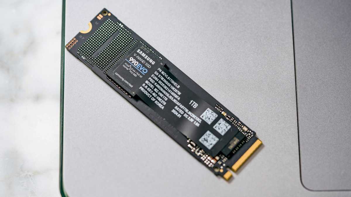 Samsung 990 EVO SSD posé sur un ordinateur portable