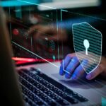 Sicherheitskonzept visualisiert mit einem digitalen Schloss, das über einem Notebook schwebt