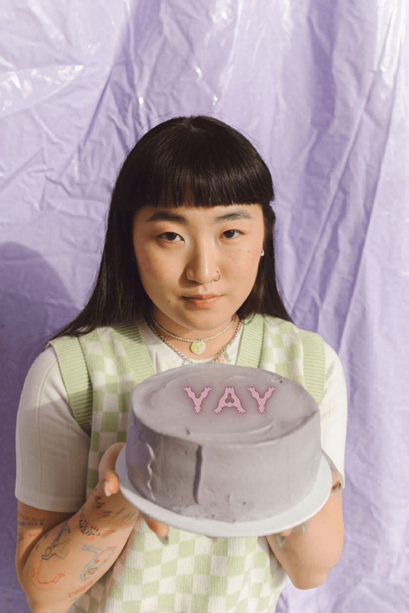 fille GenZ ennuyée tenant un gâteau