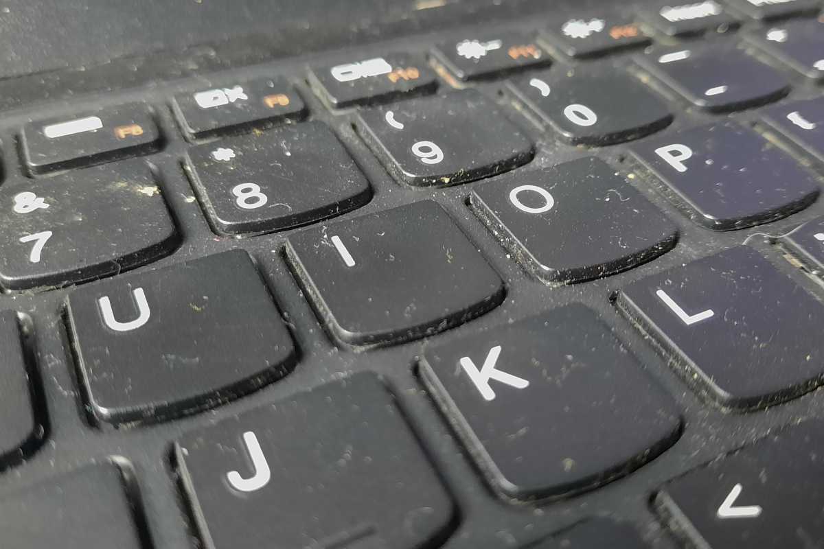 Clavier d'ordinateur portable sale recouvert de poussière et de crasse en gros plan