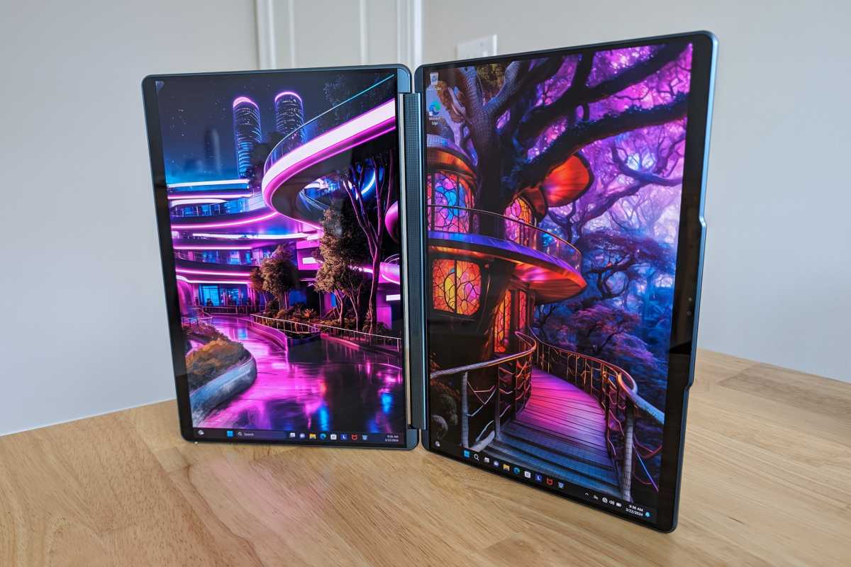 Ordinateur portable Lenovo Yoga Book 9i à double écran en orientation portrait