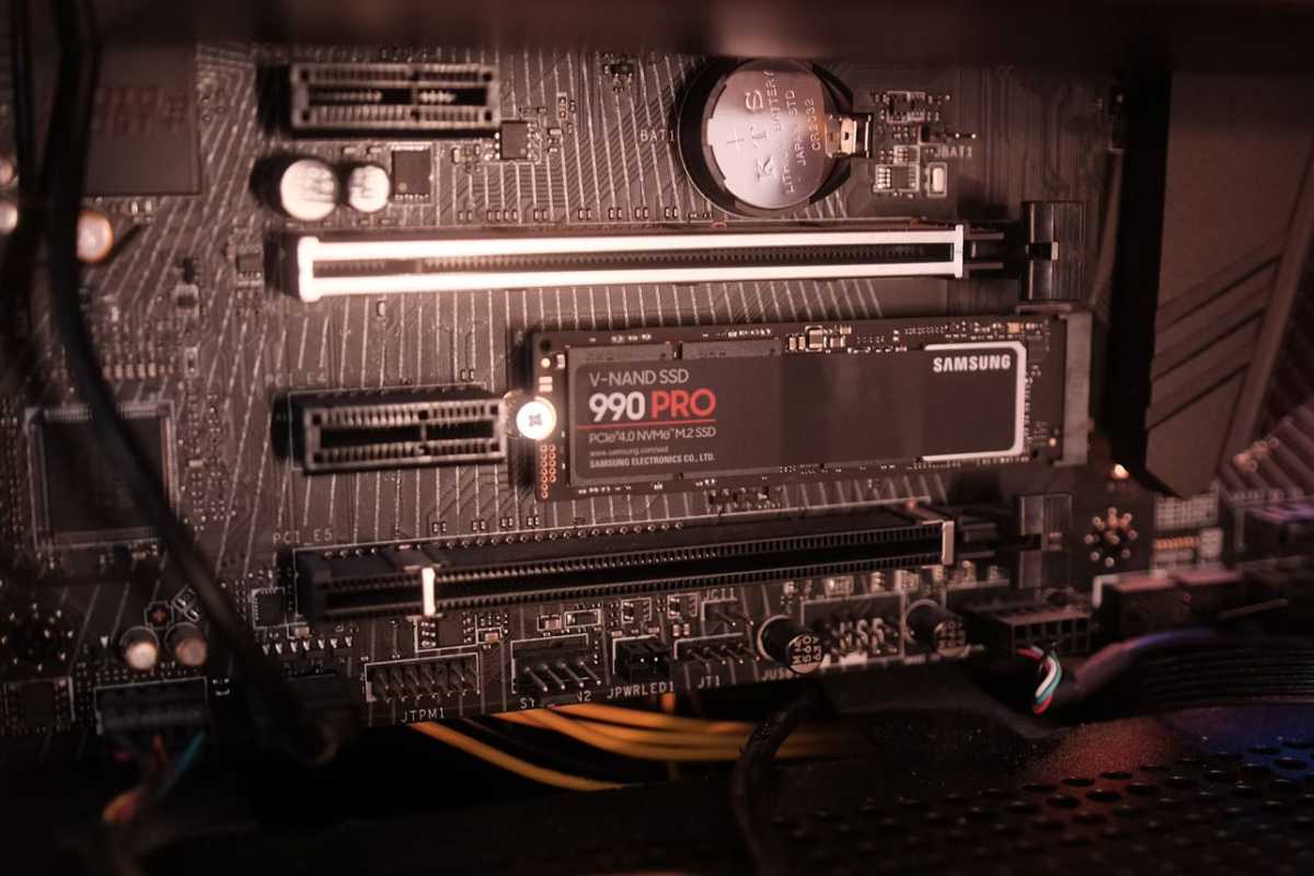 SSD interne Samsung 990 PRO branché sur la carte mère