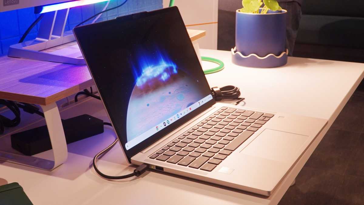 Lenovo Chromebook Plus 14 2025 de côté