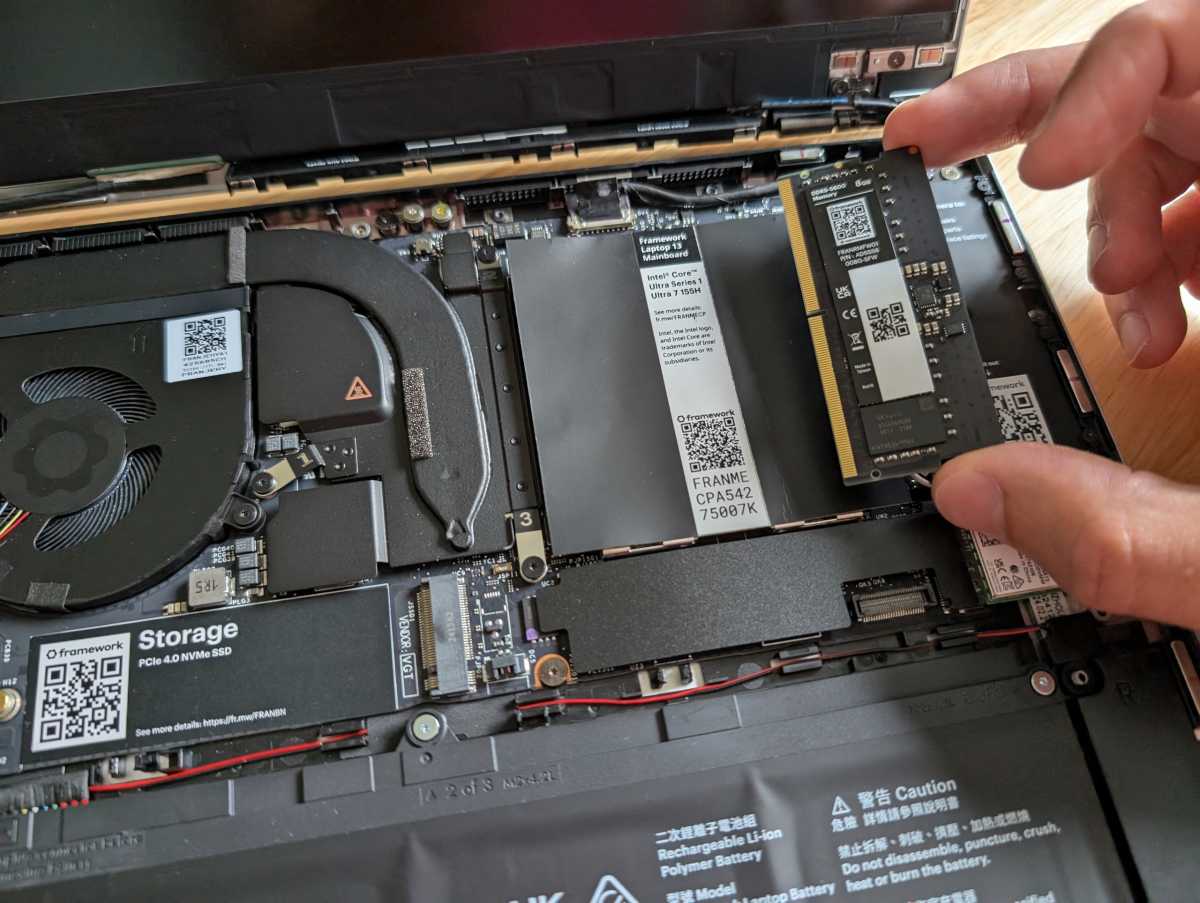 Framework Laptop 13 installant la RAM