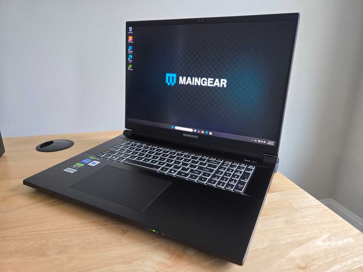 Maingear Ultima 18 coudé
