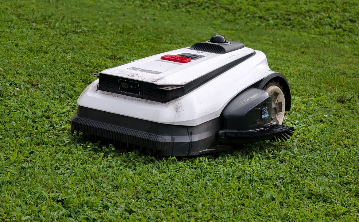 Examen ECOVACS GOAT A3000 LiDAR Pro : Le LiDAR amélioré et la tondeuse intégrée le rendent-ils meilleur que le modèle précédent ? 10 Image sélectionnée ECOVACS GOAT A3000 LiDAR Pro