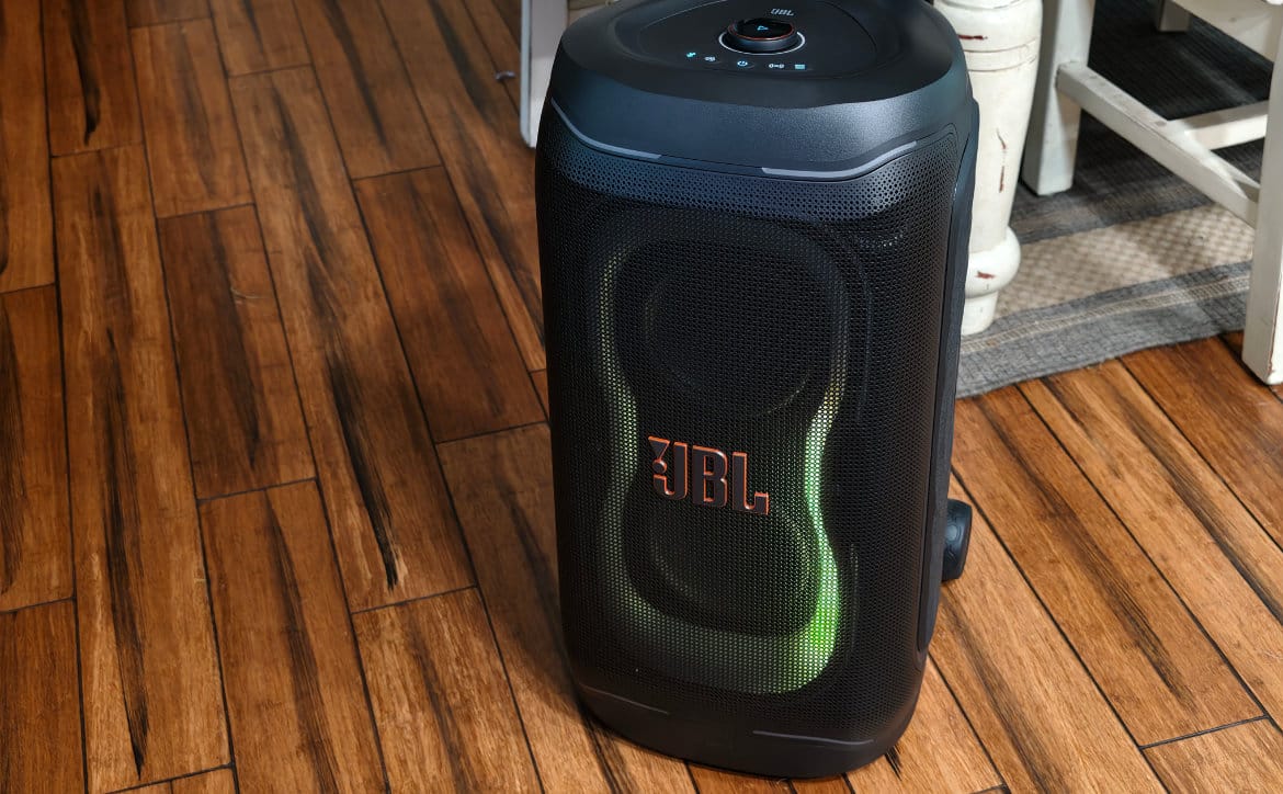 Examen de la JBL PartyBox 330 : toujours des fenêtres qui font trembler et qui élèvent la fête 5 JBL PartyBox 330 Image sélectionnée