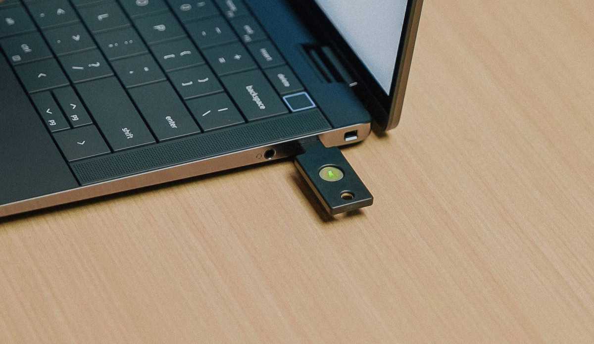 Version USB-C d'une YubiKey branchée sur un ordinateur portable Windows