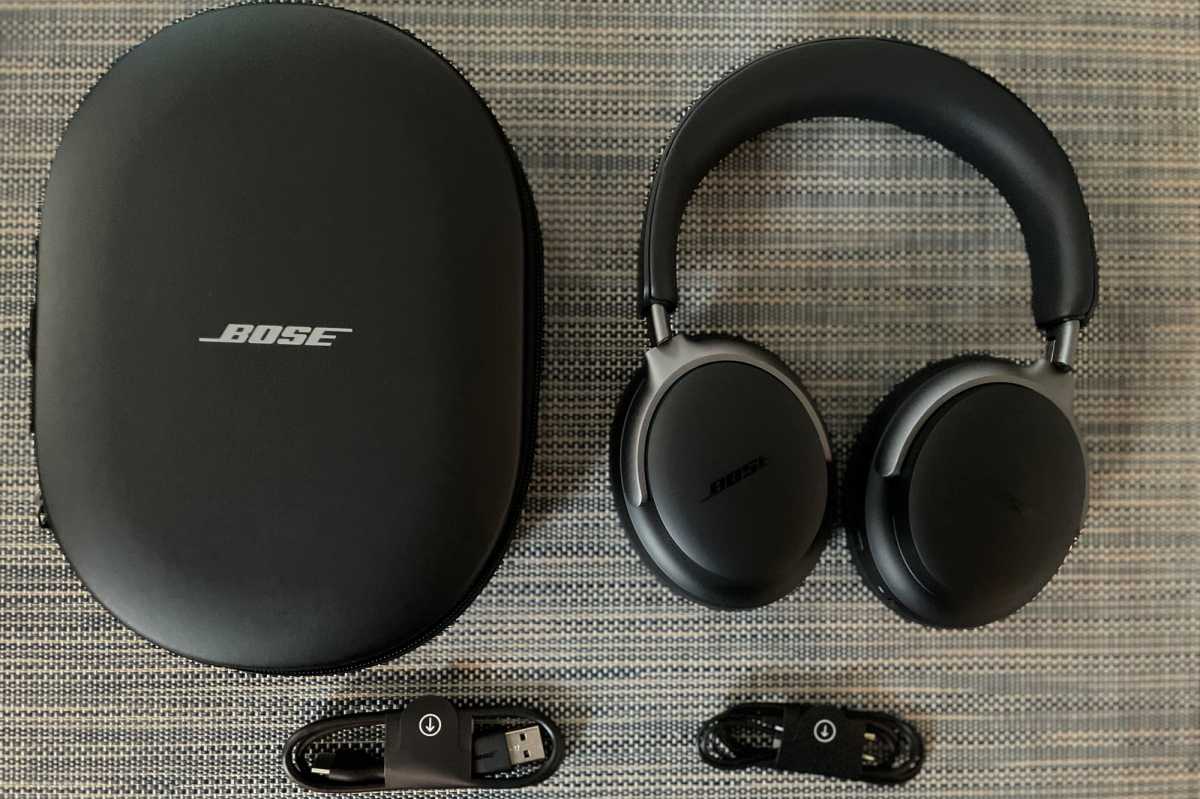 Casque Bose QuietComfort Ultra avec étui et câbles
