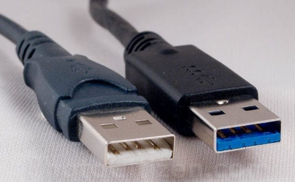 Vue de la différence entre une prise USB 2.0 et une USB 3.0