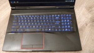 Vue du clavier du MSI GE75 8RF éclairé en bleu