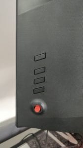 Vue des boutons de contrôle sur le côté de l'écran Acer Predator X27