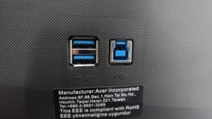 Vue des prises USB arrières de l'écran Acer Predator X27