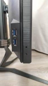 Vue des prises USB sur le côté de l'écran Acer Predator X27