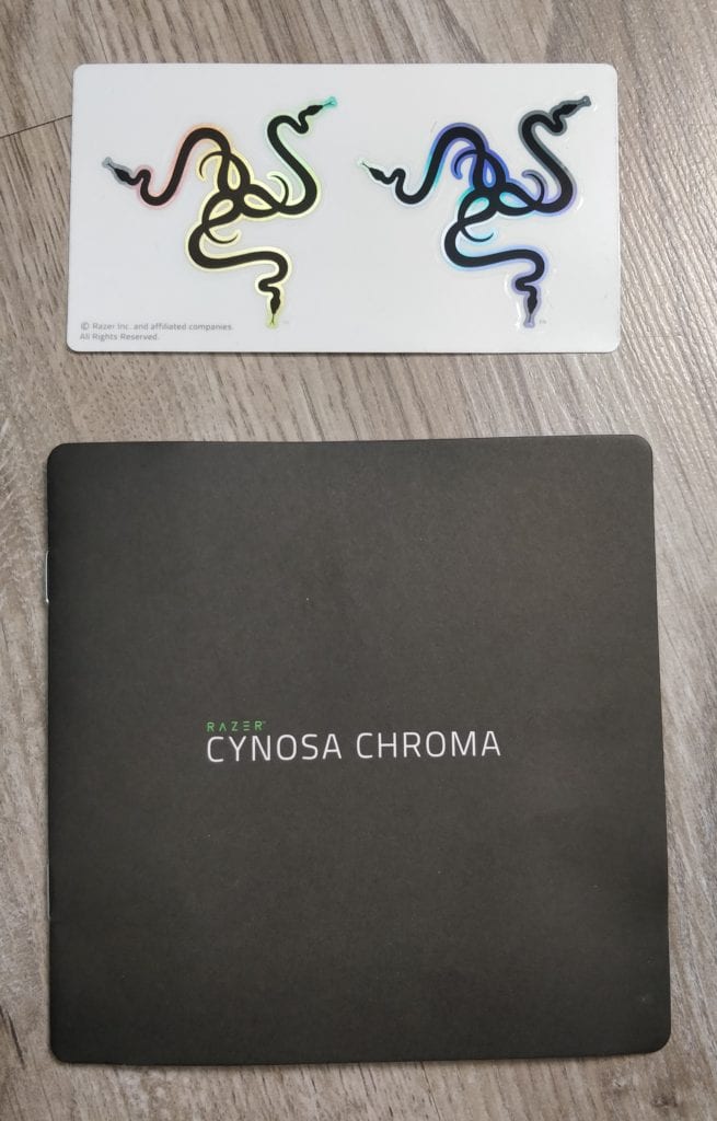 Vue du guide d'installation rapide et des autocollants dans le bundle du clavier Razer Cyrnosa Chroma