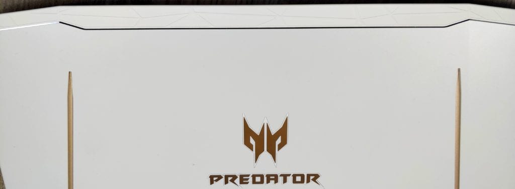 Vue de la bande Texturée sur le capot avant du Acer helios 300 Special Edition