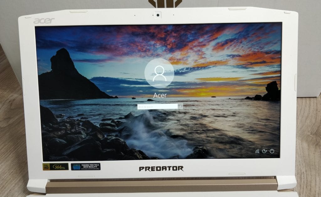 Vue de l'écran du Acer Helios 300 Et de ses bords très larges