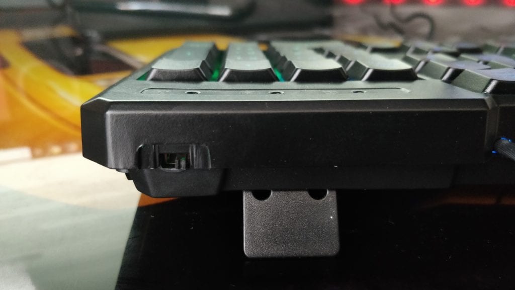 Vu du botuon pour l'éclairage sur la tranche arrière du clavier Klim Chroma