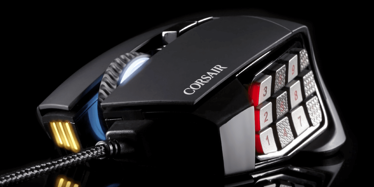 La Scimitar Pro RGB de Corsair et son panneau coulissant | Photo : Corsair