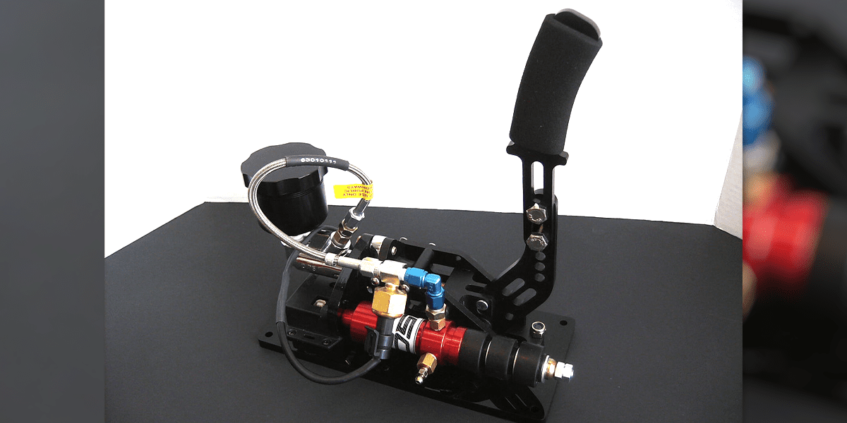 Un frein à main hydraulique conçu à partir de différents éléments | Photo : Derek Speare Designs